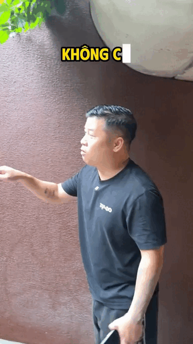 Viral nhất TikTok: Ngôi nhà "bất khả xâm phạm" giữa biển nước Hà Nội nhờ cửa chống ngập 200 triệu, chủ nhà là ông trùm chuỗi Nhậu Tự Do cực hot!- Ảnh 2.