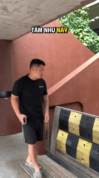 Viral nhất TikTok: Ngôi nhà "bất khả xâm phạm" giữa biển nước Hà Nội nhờ cửa chống ngập 200 triệu, chủ nhà là ông trùm chuỗi Nhậu Tự Do cực hot!- Ảnh 3.