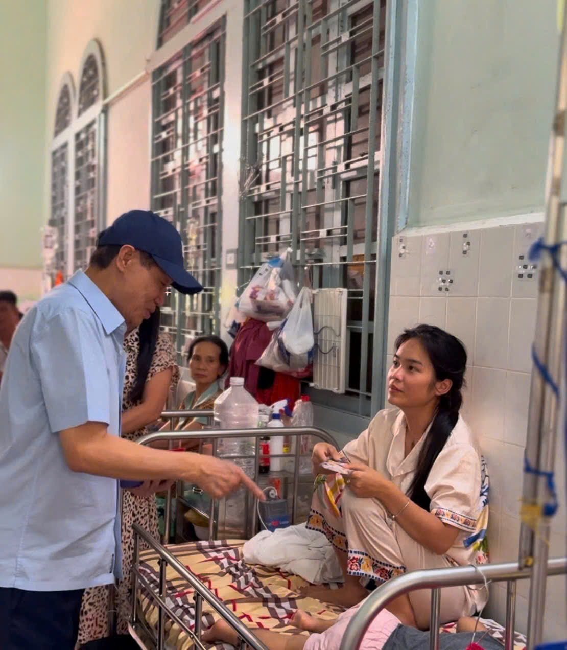 "Ông Tiên giữa đời thường" Johnathan Hạnh Nguyễn và những phong bao lì xì Tết Độc lập- Ảnh 2. "Ông Tiên giữa đời thường" Johnathan Hạnh Nguyễn và những phong bao lì xì Tết Độc lập- Ảnh 2.