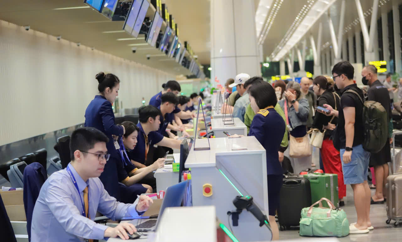 Bất ngờ giá vé máy bay từ TP HCM đi Hà Nội trước lễ diễu binh, diễu hành- Ảnh 3.