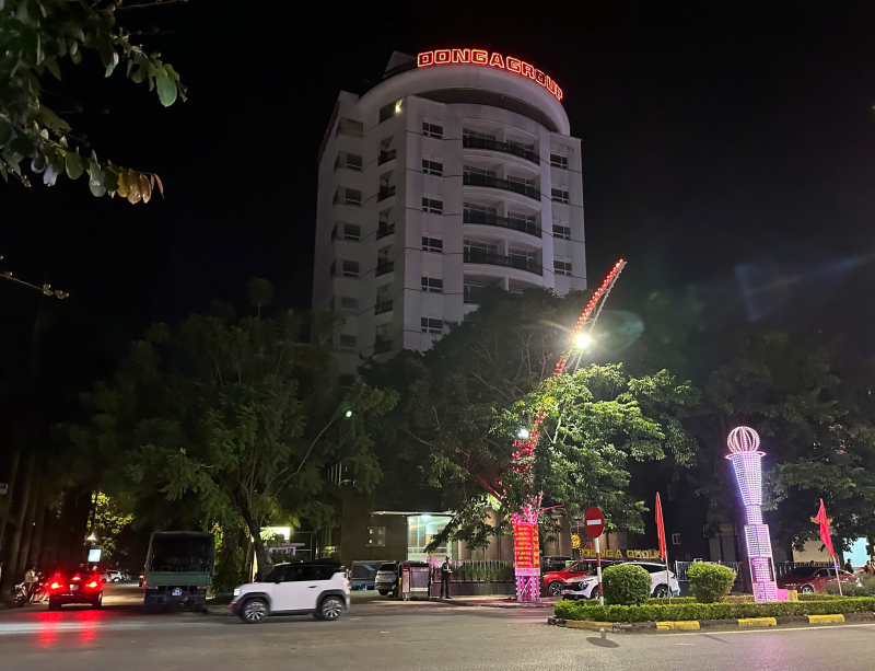 Ảnh khám xét dinh thự và nơi làm việc của 