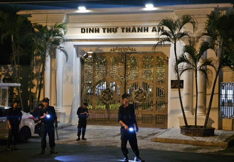 Ảnh khám xét dinh thự và nơi làm việc của 