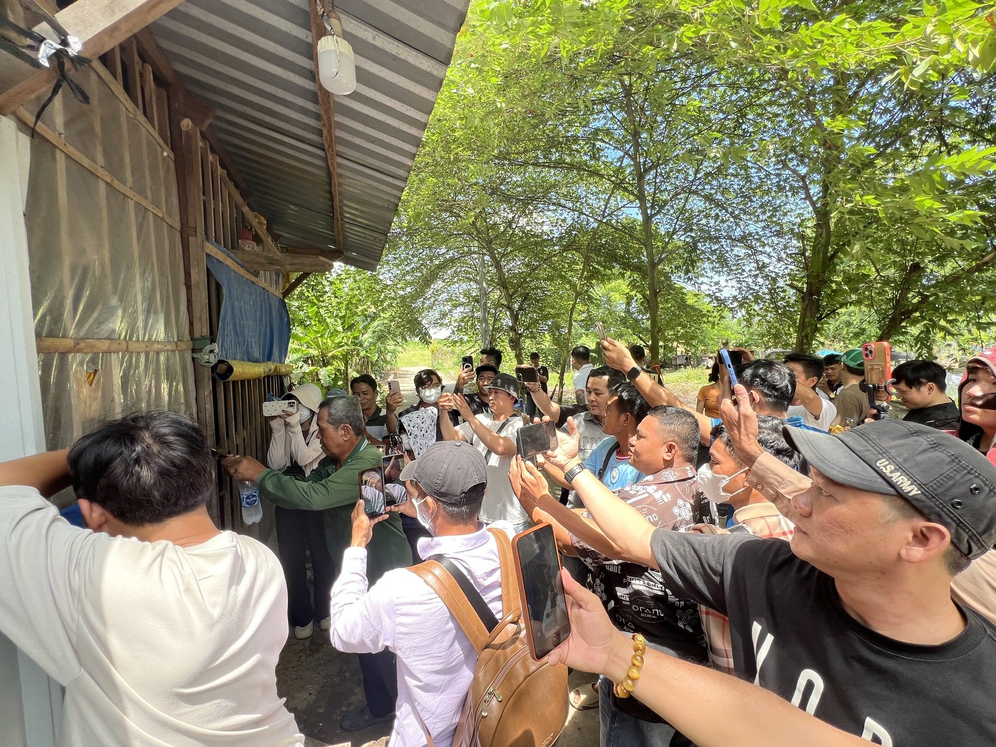 Hàng chục ống kính điện thoại livestream bủa vây, ông Ba Minh sống thế nào?- Ảnh 3. Hàng chục ống kính điện thoại livestream bủa vây, ông Ba Minh sống thế nào?- Ảnh 3.