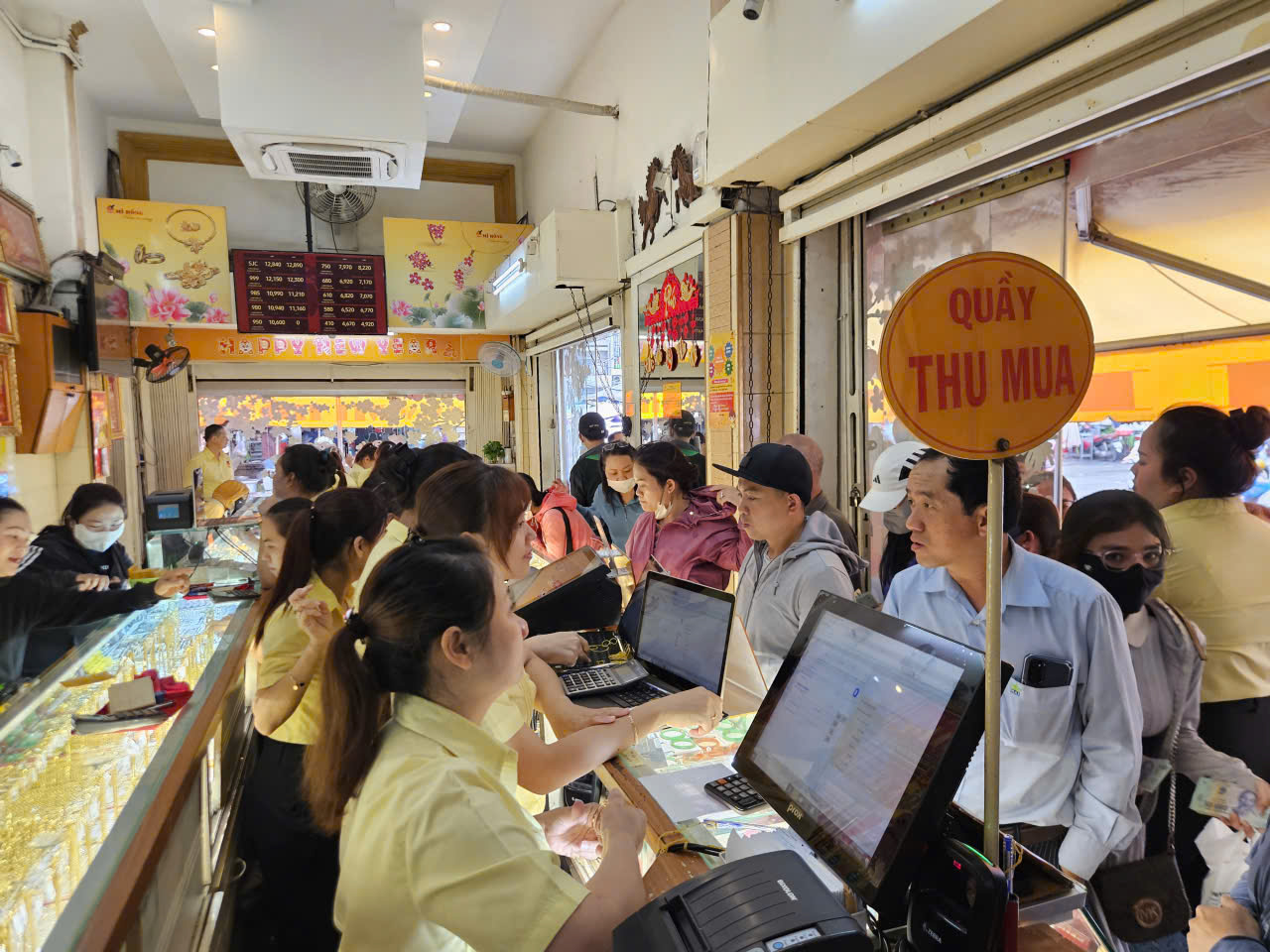 Xếp hàng xuyên trưa, khách "vét sạch" vàng nhẫn tại một tiệm lớn ở TP HCM- Ảnh 6. Xếp hàng xuyên trưa, khách "vét sạch" vàng nhẫn tại một tiệm lớn ở TP HCM- Ảnh 6.