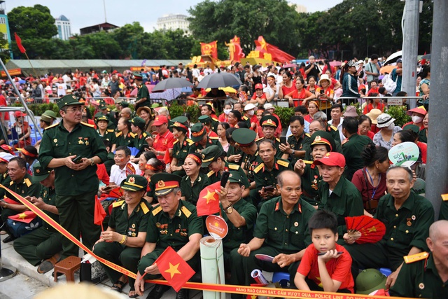 Giữ chỗ trước 24 giờ, thức xuyên đêm chờ xem tổng duyệt diễu binh A80- Ảnh 6. Giữ chỗ trước 24 giờ, thức xuyên đêm chờ xem tổng duyệt diễu binh A80- Ảnh 6.
