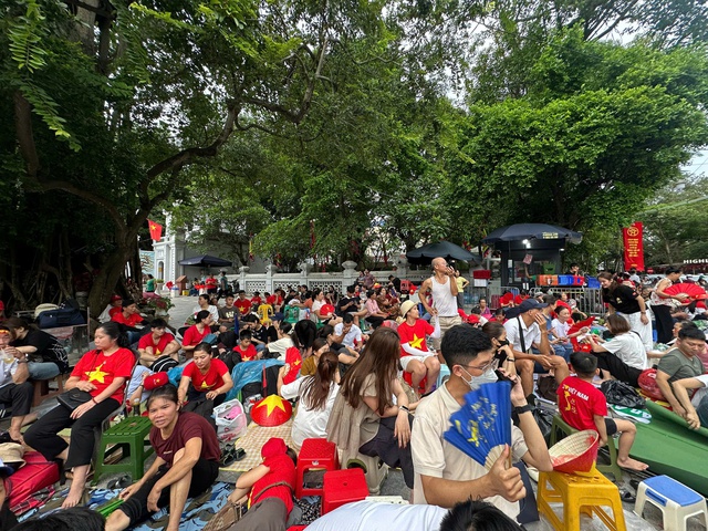 Giữ chỗ trước 24 giờ, thức xuyên đêm chờ xem tổng duyệt diễu binh A80- Ảnh 4. Giữ chỗ trước 24 giờ, thức xuyên đêm chờ xem tổng duyệt diễu binh A80- Ảnh 4.