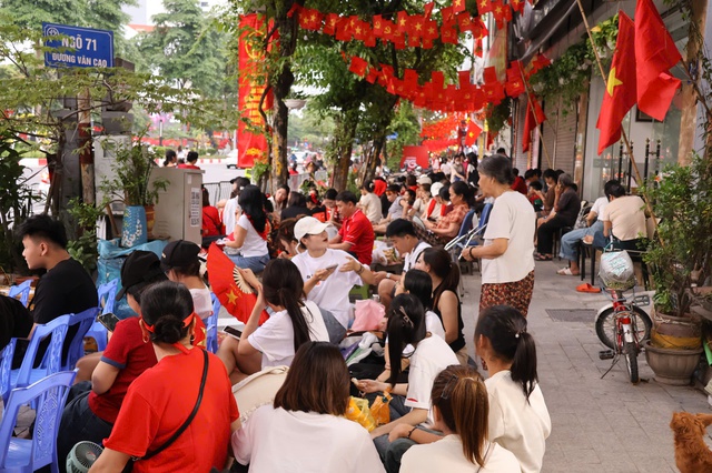 Giữ chỗ trước 24 giờ, thức xuyên đêm chờ xem tổng duyệt diễu binh A80- Ảnh 10. Giữ chỗ trước 24 giờ, thức xuyên đêm chờ xem tổng duyệt diễu binh A80- Ảnh 10.