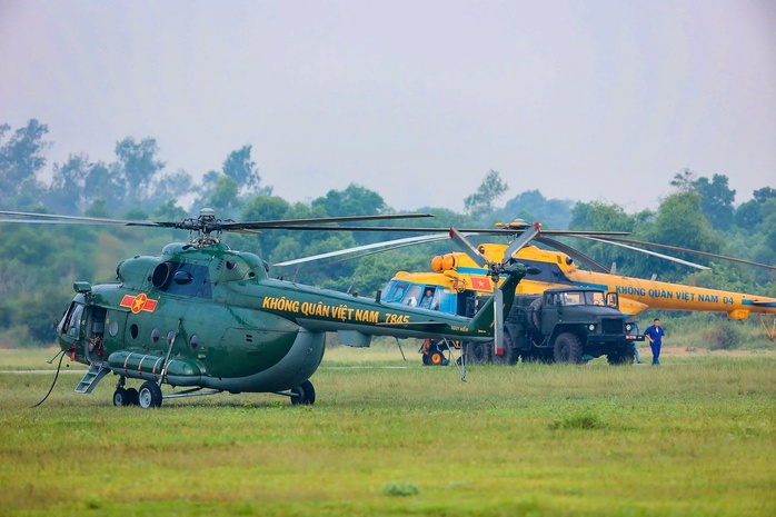 Ngắm dàn trực thăng 10 chiếc luyện tập đội hình 1-3-3-3 chuẩn bị Quốc khánh 2-9- Ảnh 1. Ngắm dàn trực thăng 10 chiếc luyện tập đội hình 1-3-3-3 chuẩn bị Quốc khánh 2-9- Ảnh 1.