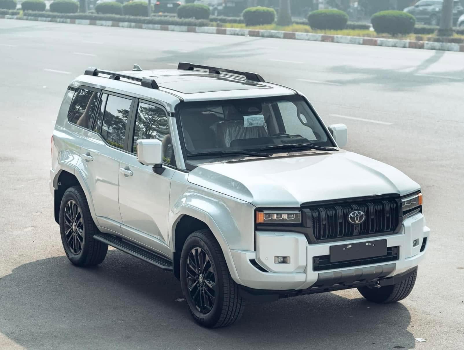 Lô Toyota Prado ‘lạ’ xuất hiện tại Việt Nam: Thiết kế khác biệt, động cơ hybrid mạnh hơn hẳn xe chính hãng- Ảnh 4. Lô Toyota Prado ‘lạ’ xuất hiện tại Việt Nam: Thiết kế khác biệt, động cơ hybrid mạnh hơn hẳn xe chính hãng- Ảnh 4.