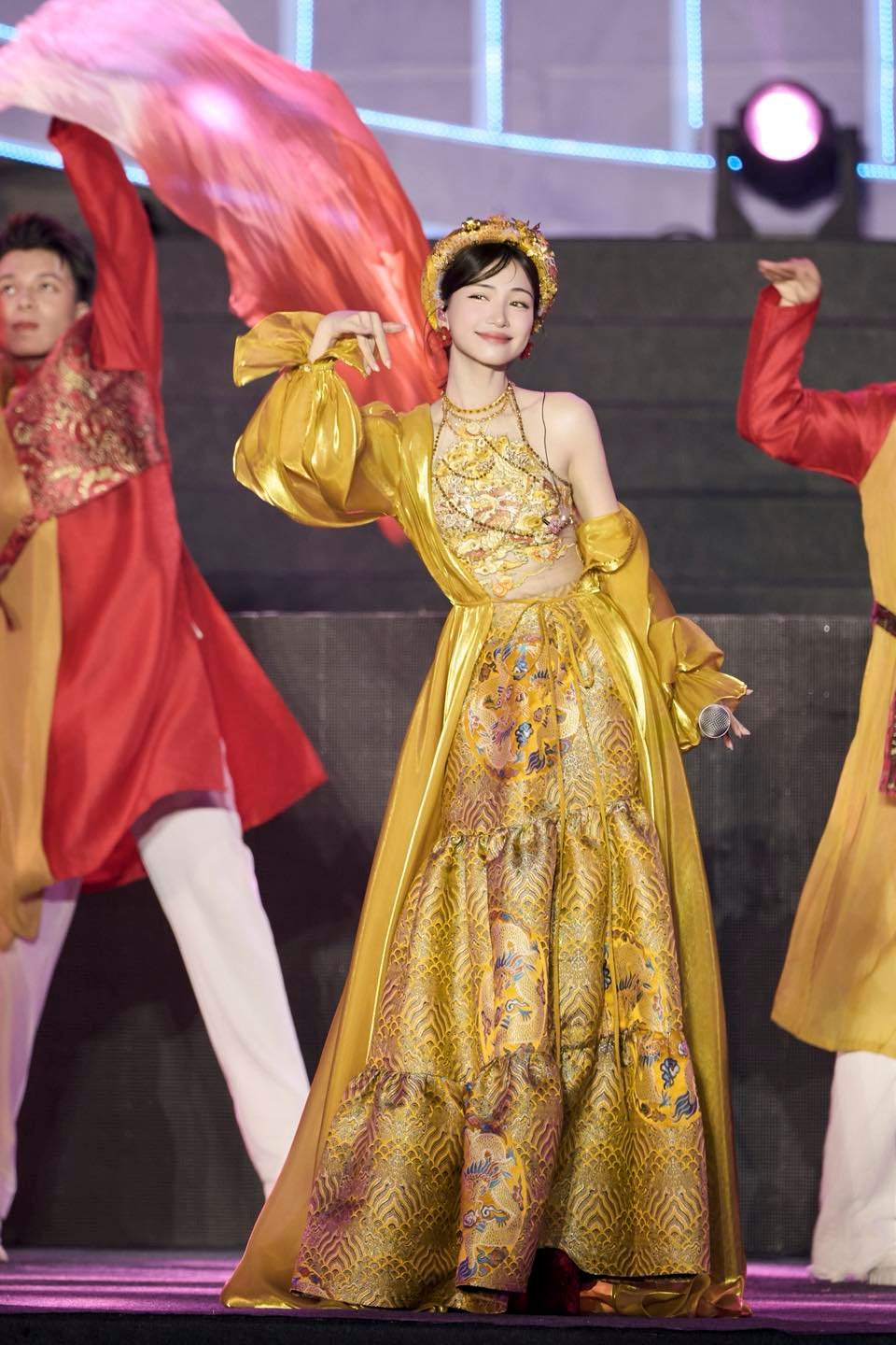 Mẹ đơn thân "hot" bậc nhất showbiz Việt, 30 tuổi có nhà từ Bắc vào Nam, cát xê gần 700 triệu/show- Ảnh 1.