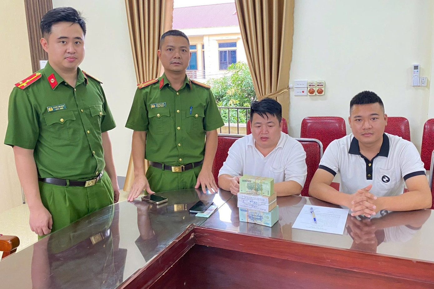 Tài khoản bất ngờ nhận hơn 650 triệu đồng, vội đến công an xã nhờ tìm chủ nhân- Ảnh 1. Tài khoản bất ngờ nhận hơn 650 triệu đồng, vội đến công an xã nhờ tìm chủ nhân- Ảnh 1.