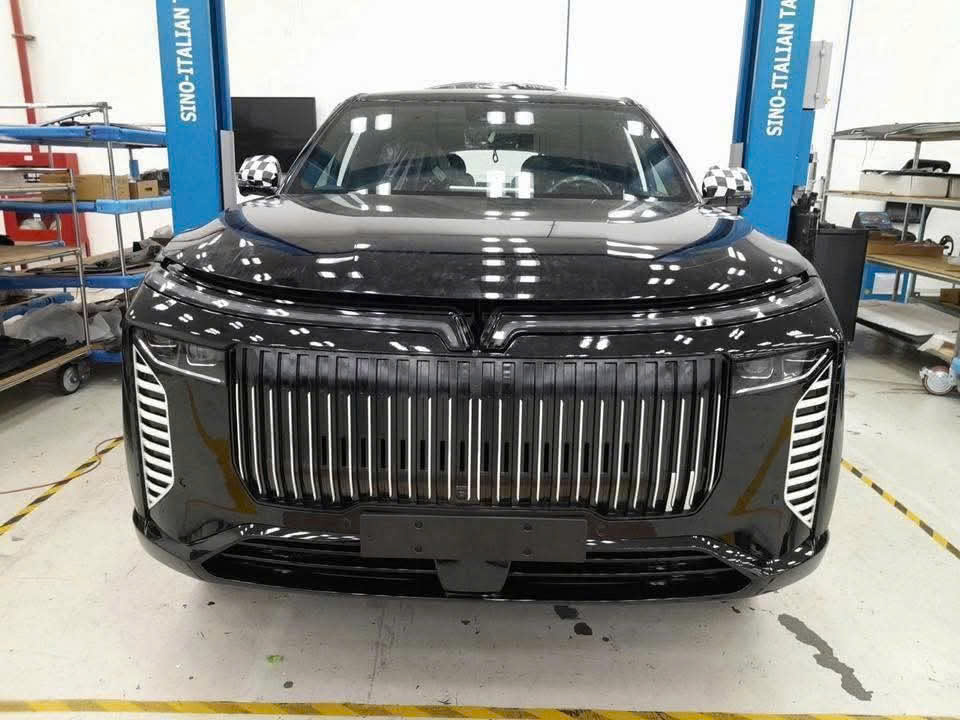 Bộ ảnh này cho thấy rõ nét thiết kế SUV VinFast cỡ lớn mới: Trục giữa dài hơn hẳn VF 9, nội thất có thể tối ưu cho ‘chủ tịch’- Ảnh 2. Bộ ảnh này cho thấy rõ nét thiết kế SUV VinFast cỡ lớn mới: Trục giữa dài hơn hẳn VF 9, nội thất có thể tối ưu cho ‘chủ tịch’- Ảnh 2.