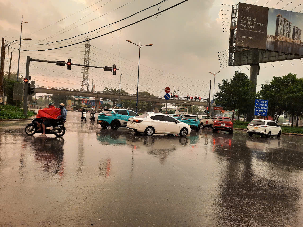 TP HCM nơi sấm chớp rì rầm, nơi mưa to gây ngập- Ảnh 5. TP HCM nơi sấm chớp rì rầm, nơi mưa to gây ngập- Ảnh 5.