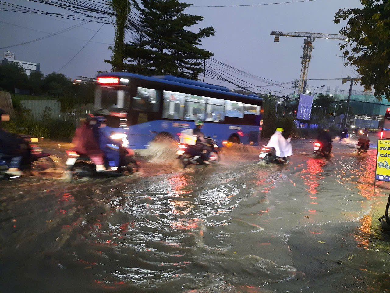 TP HCM nơi sấm chớp rì rầm, nơi mưa to gây ngập- Ảnh 3. TP HCM nơi sấm chớp rì rầm, nơi mưa to gây ngập- Ảnh 3.