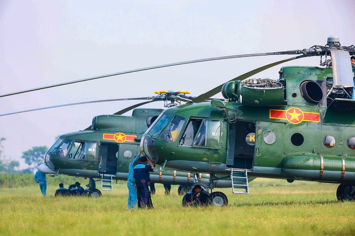 Ngắm dàn trực thăng 10 chiếc luyện tập đội hình 1-3-3-3 chuẩn bị Quốc khánh 2-9- Ảnh 2. Ngắm dàn trực thăng 10 chiếc luyện tập đội hình 1-3-3-3 chuẩn bị Quốc khánh 2-9- Ảnh 2.