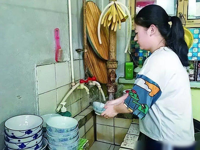 Rửa bát sai cách chẳng khác nào... ăn thuốc độc mỗi ngày nhưng nhiều gia đình Việt đang mắc phải- Ảnh 1. Rửa bát sai cách chẳng khác nào... ăn thuốc độc mỗi ngày nhưng nhiều gia đình Việt đang mắc phải- Ảnh 1.