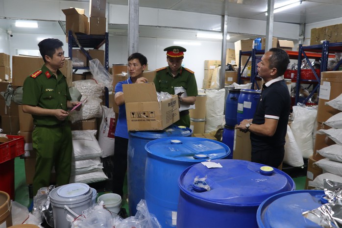 Khởi tố 2 giám đốc công ty dược phẩm- Ảnh 1. Khởi tố 2 giám đốc công ty dược phẩm- Ảnh 1.