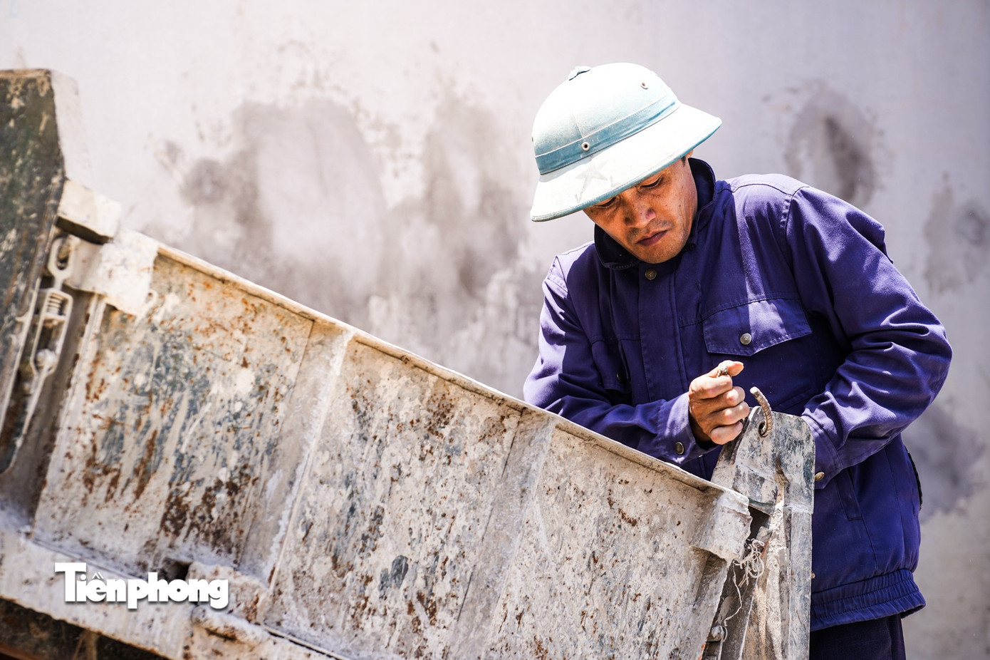 Người Hà Nội quay cuồng với nắng nóng gần 40 độ C- Ảnh 11. Người Hà Nội quay cuồng với nắng nóng gần 40 độ C- Ảnh 11.