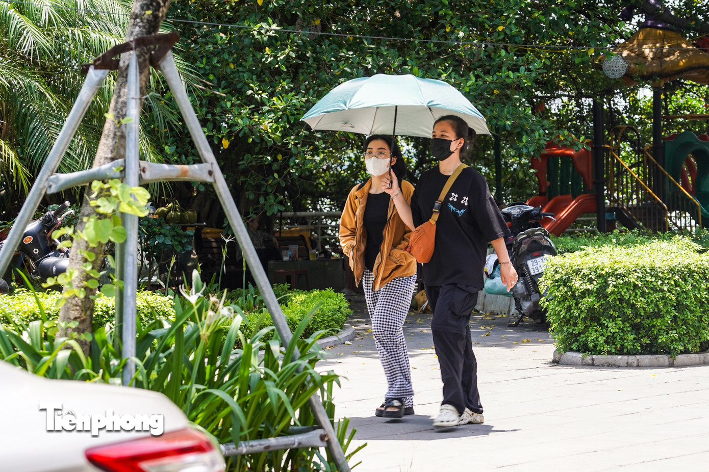 Người Hà Nội quay cuồng với nắng nóng gần 40 độ C- Ảnh 10. Người Hà Nội quay cuồng với nắng nóng gần 40 độ C- Ảnh 10.