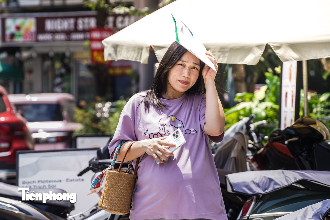 Người Hà Nội quay cuồng với nắng nóng gần 40 độ C- Ảnh 9. Người Hà Nội quay cuồng với nắng nóng gần 40 độ C- Ảnh 9.