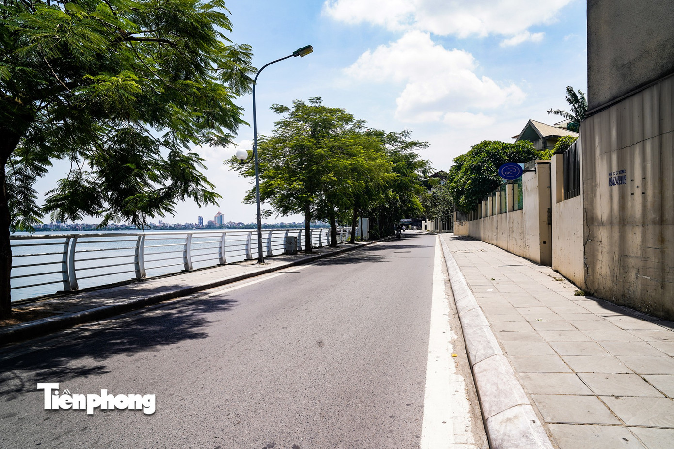 Người Hà Nội quay cuồng với nắng nóng gần 40 độ C- Ảnh 17. Người Hà Nội quay cuồng với nắng nóng gần 40 độ C- Ảnh 17.