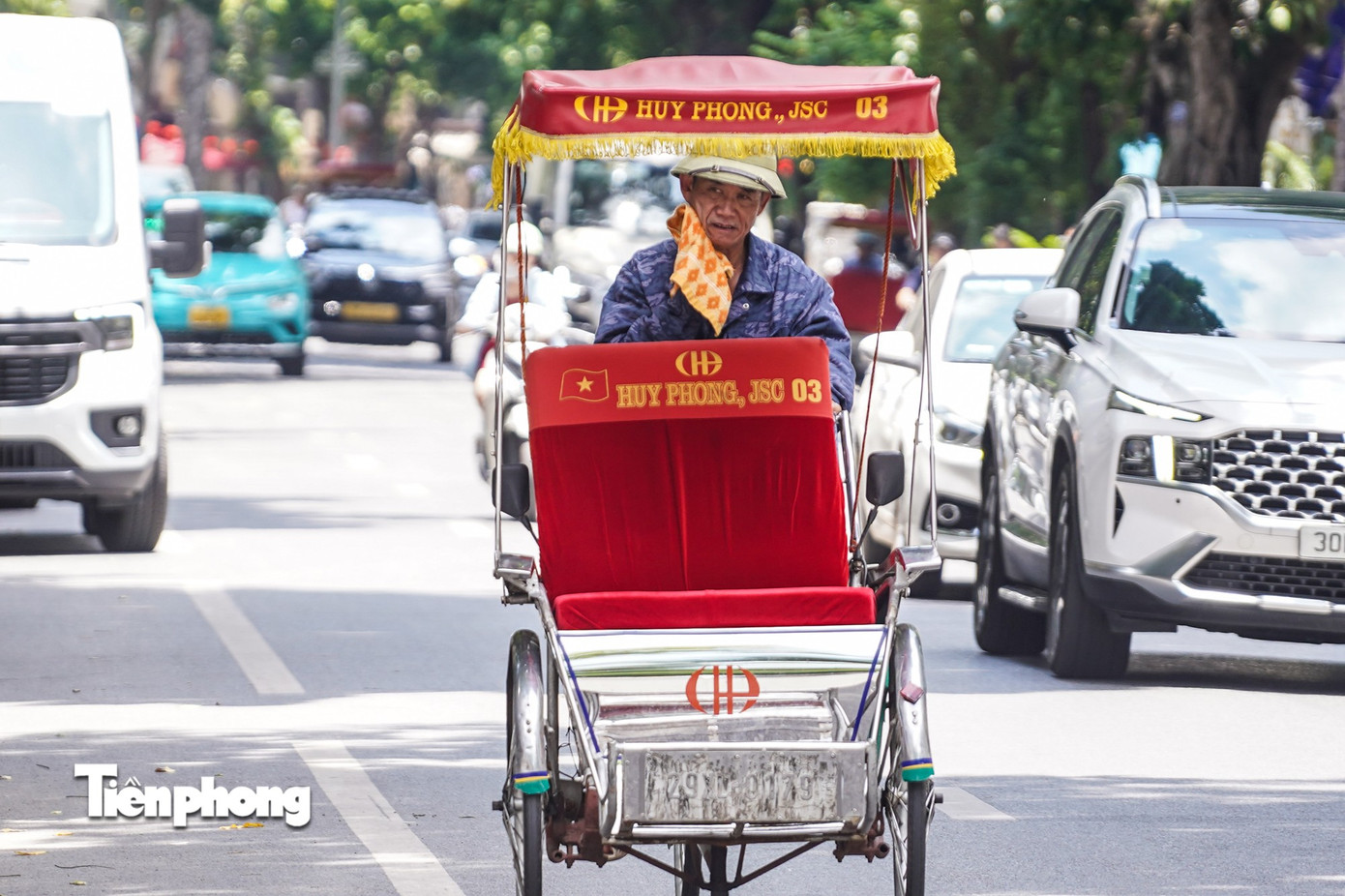 Người Hà Nội quay cuồng với nắng nóng gần 40 độ C- Ảnh 12. Người Hà Nội quay cuồng với nắng nóng gần 40 độ C- Ảnh 12.
