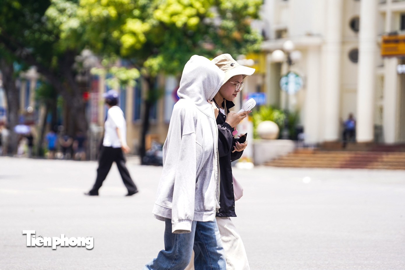 Người Hà Nội quay cuồng với nắng nóng gần 40 độ C- Ảnh 16. Người Hà Nội quay cuồng với nắng nóng gần 40 độ C- Ảnh 16.