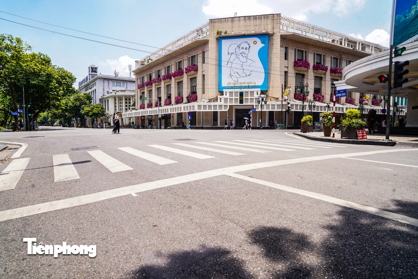 Người Hà Nội quay cuồng với nắng nóng gần 40 độ C- Ảnh 15. Người Hà Nội quay cuồng với nắng nóng gần 40 độ C- Ảnh 15.