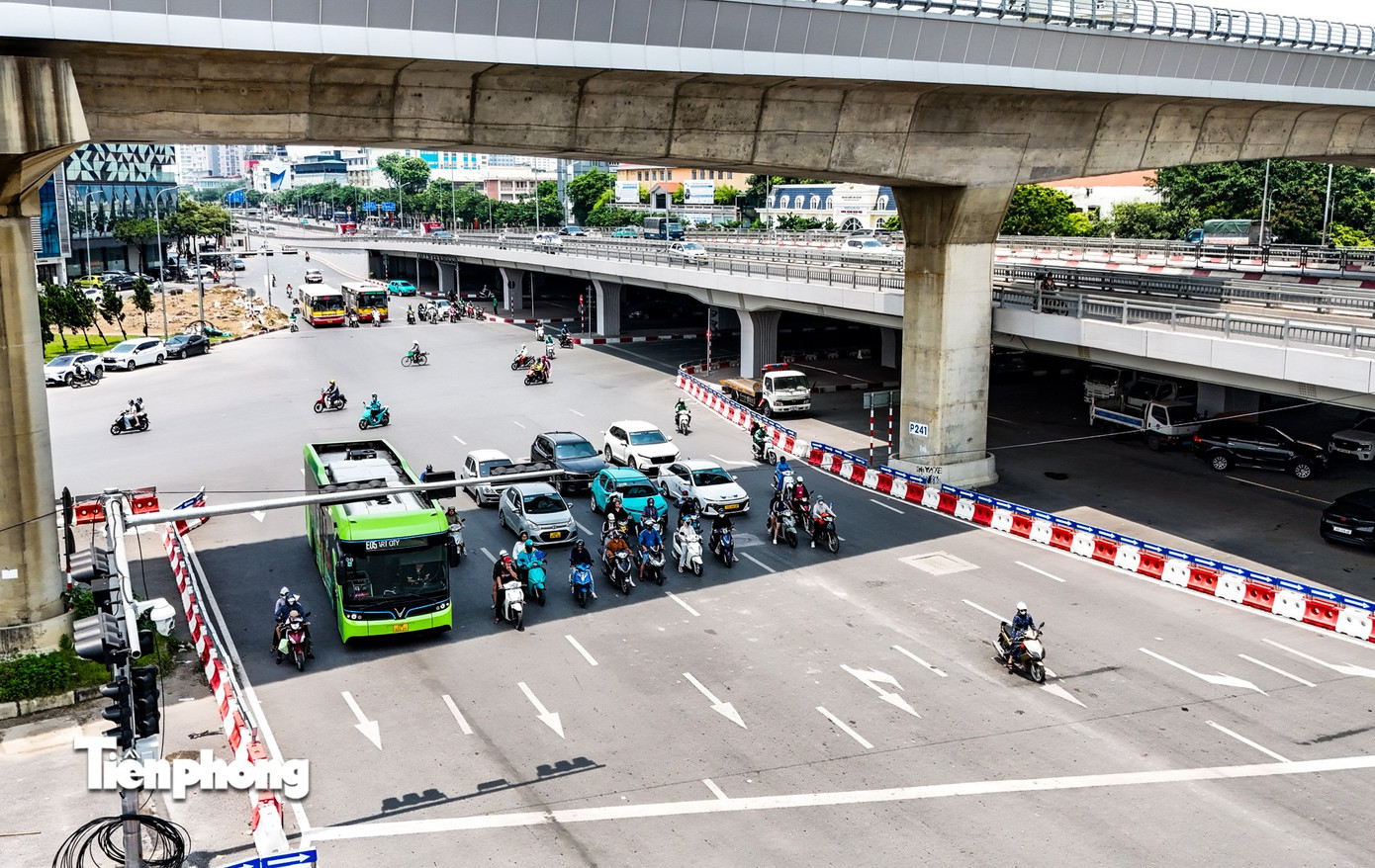 Người Hà Nội quay cuồng với nắng nóng gần 40 độ C- Ảnh 18. Người Hà Nội quay cuồng với nắng nóng gần 40 độ C- Ảnh 18.