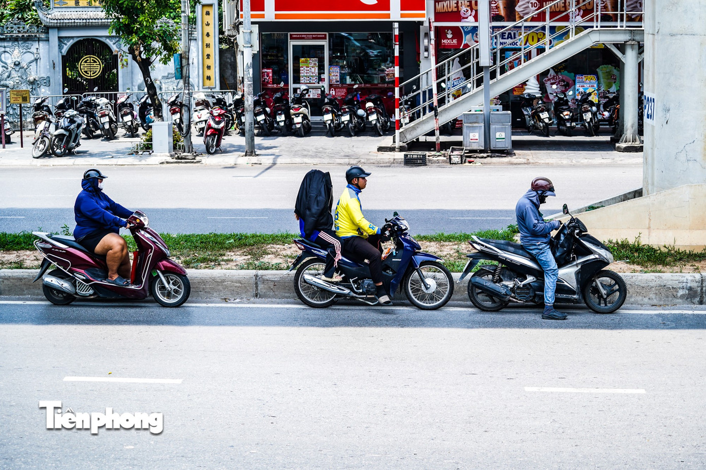 Người Hà Nội quay cuồng với nắng nóng gần 40 độ C- Ảnh 6. Người Hà Nội quay cuồng với nắng nóng gần 40 độ C- Ảnh 6.