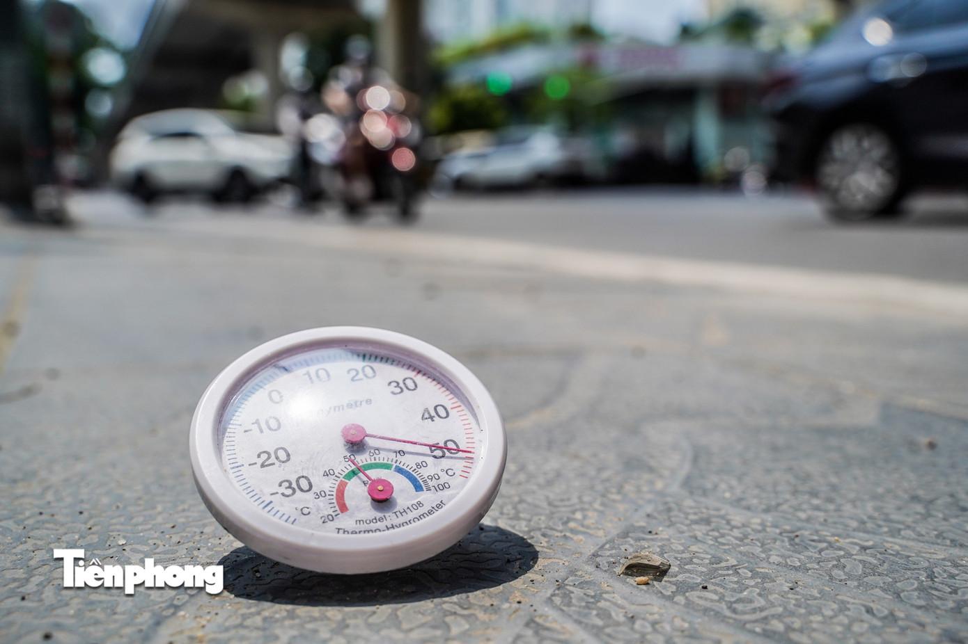Người Hà Nội quay cuồng với nắng nóng gần 40 độ C- Ảnh 3. Người Hà Nội quay cuồng với nắng nóng gần 40 độ C- Ảnh 3.