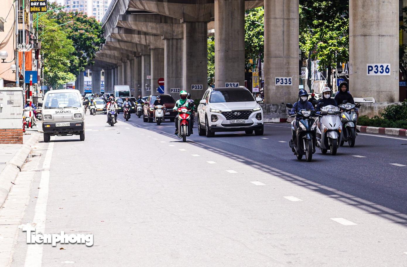 Người Hà Nội quay cuồng với nắng nóng gần 40 độ C- Ảnh 4. Người Hà Nội quay cuồng với nắng nóng gần 40 độ C- Ảnh 4.