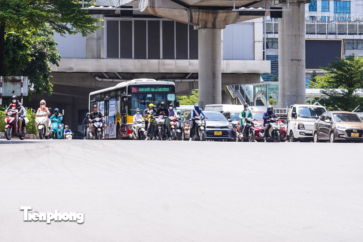Người Hà Nội quay cuồng với nắng nóng gần 40 độ C- Ảnh 1. Người Hà Nội quay cuồng với nắng nóng gần 40 độ C- Ảnh 1.