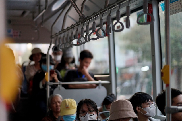 Người dân TP.HCM hào hứng đi thử xe buýt điện mới toanh, tiết lộ điều bất ngờ ngay từ ngày đầu tiên vận hành- Ảnh 7. Người dân TP.HCM hào hứng đi thử xe buýt điện mới toanh, tiết lộ điều bất ngờ ngay từ ngày đầu tiên vận hành- Ảnh 7.