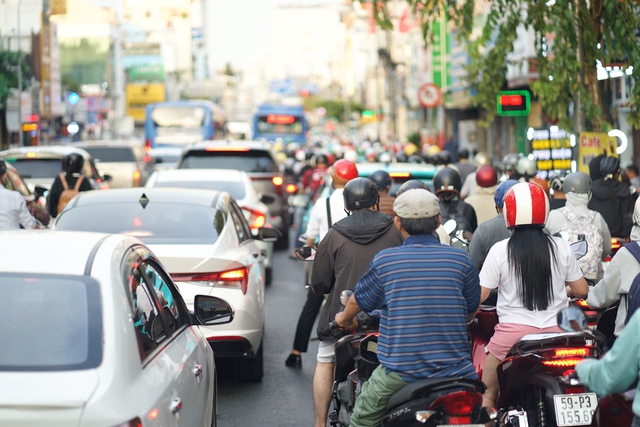 Người dân TP.HCM hào hứng đi thử xe buýt điện mới toanh, tiết lộ điều bất ngờ ngay từ ngày đầu tiên vận hành- Ảnh 8. Người dân TP.HCM hào hứng đi thử xe buýt điện mới toanh, tiết lộ điều bất ngờ ngay từ ngày đầu tiên vận hành- Ảnh 8.