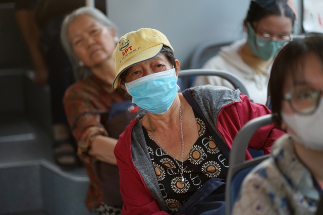 Người dân TP.HCM hào hứng đi thử xe buýt điện mới toanh, tiết lộ điều bất ngờ ngay từ ngày đầu tiên vận hành- Ảnh 4. Người dân TP.HCM hào hứng đi thử xe buýt điện mới toanh, tiết lộ điều bất ngờ ngay từ ngày đầu tiên vận hành- Ảnh 4.