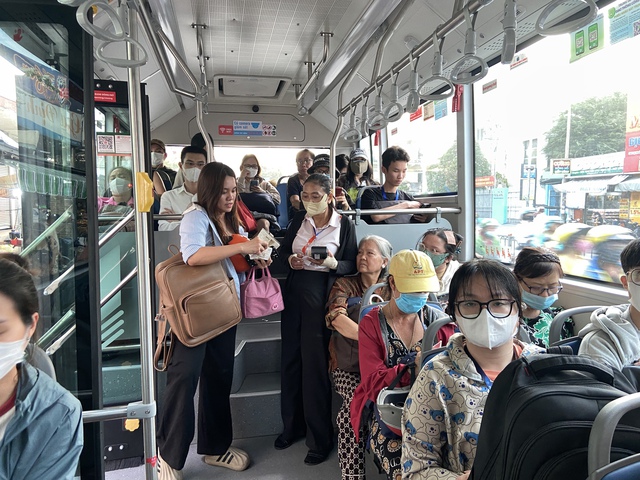 Người dân TP.HCM hào hứng đi thử xe buýt điện mới toanh, tiết lộ điều bất ngờ ngay từ ngày đầu tiên vận hành- Ảnh 2. Người dân TP.HCM hào hứng đi thử xe buýt điện mới toanh, tiết lộ điều bất ngờ ngay từ ngày đầu tiên vận hành- Ảnh 2.