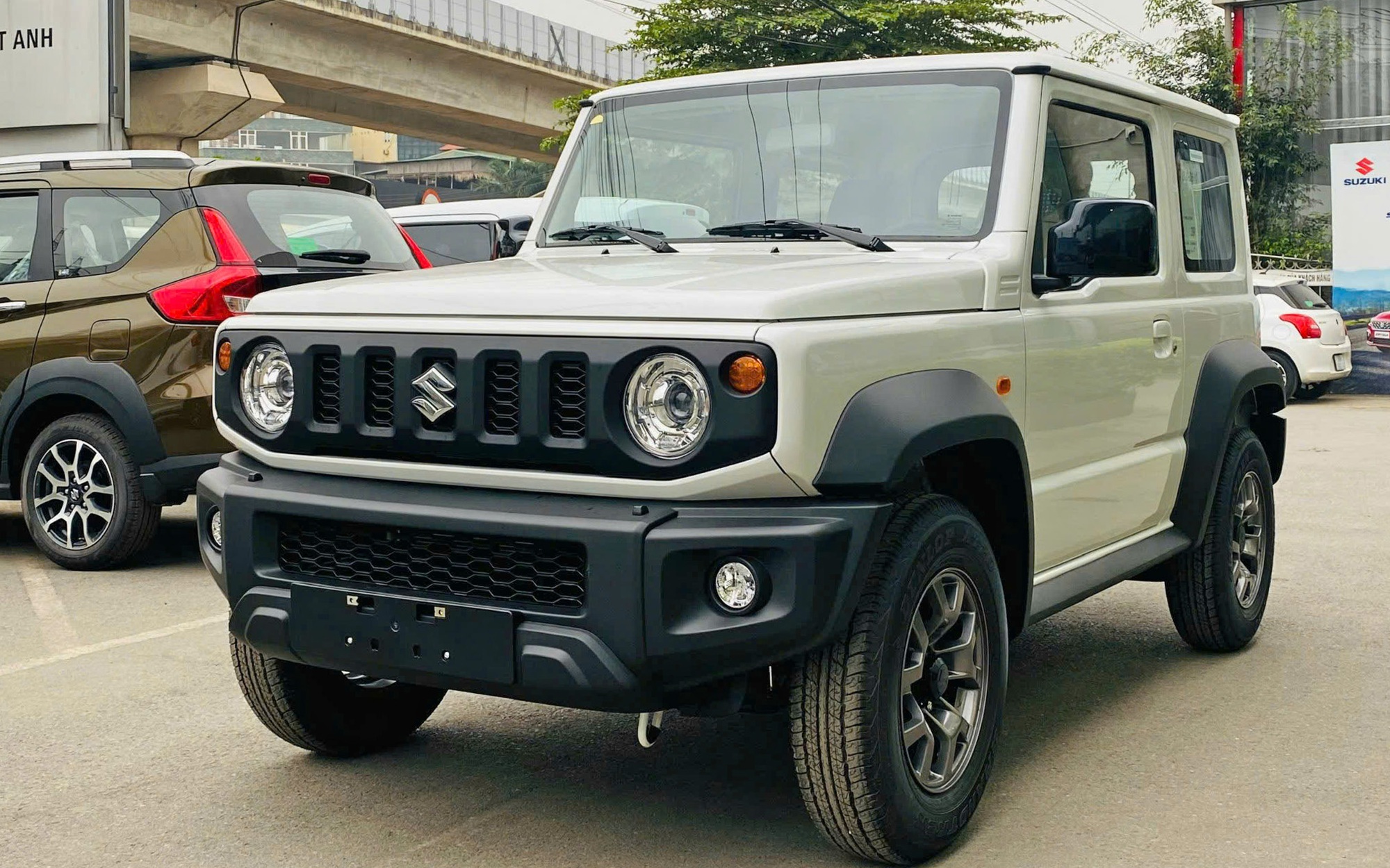 Mua Suzuki Jimny bây giờ tiết kiệm 120 triệu đồng tiền lăn bánh: Đại lý giảm giá sâu, nhiều nơi độ sẵn hầm hố để hút khách- Ảnh 1. Mua Suzuki Jimny bây giờ tiết kiệm 120 triệu đồng tiền lăn bánh: Đại lý giảm giá sâu, nhiều nơi độ sẵn hầm hố để hút khách- Ảnh 1.