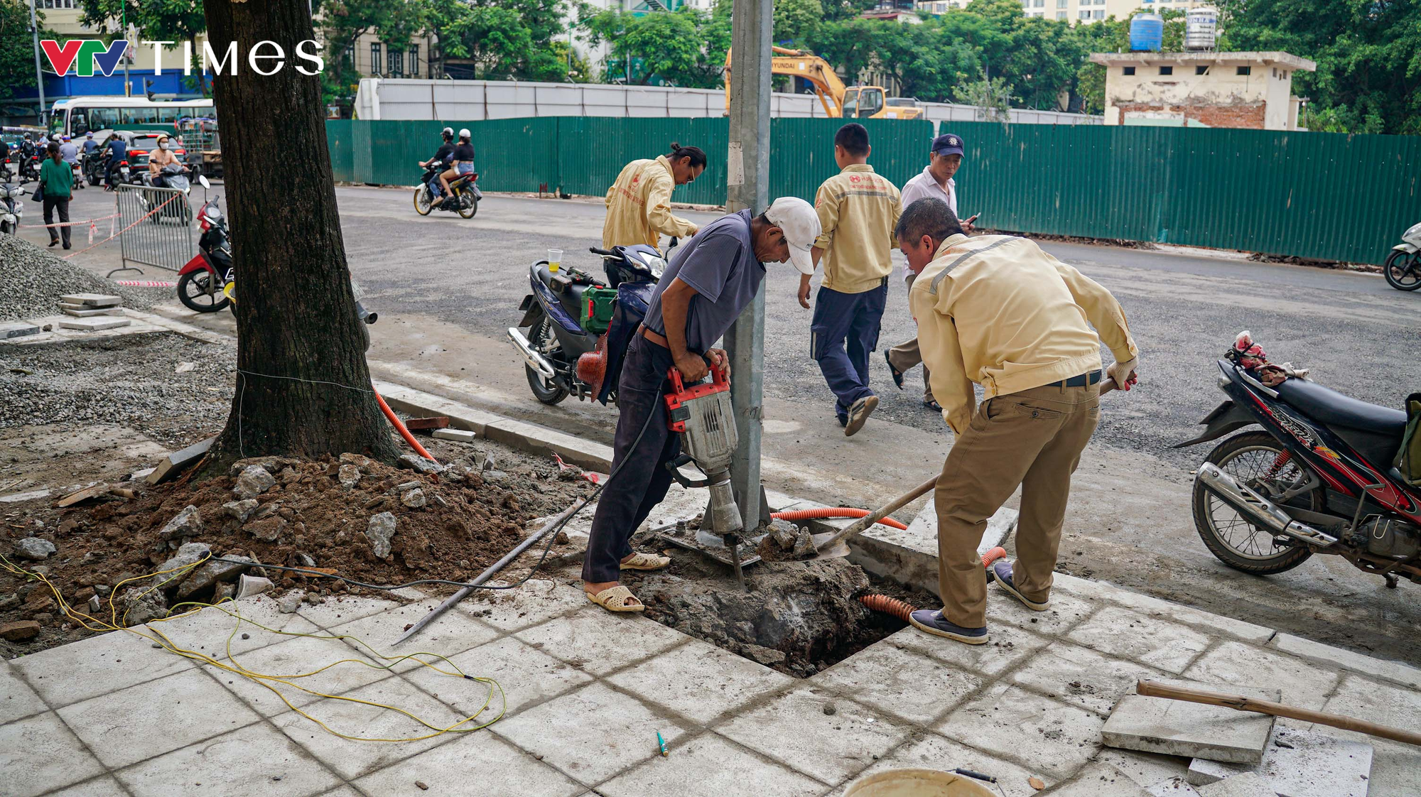 Tăng tốc thi công đường Hùng Vương trước thềm Đại lễ 2/9- Ảnh 6. Tăng tốc thi công đường Hùng Vương trước thềm Đại lễ 2/9- Ảnh 6.
