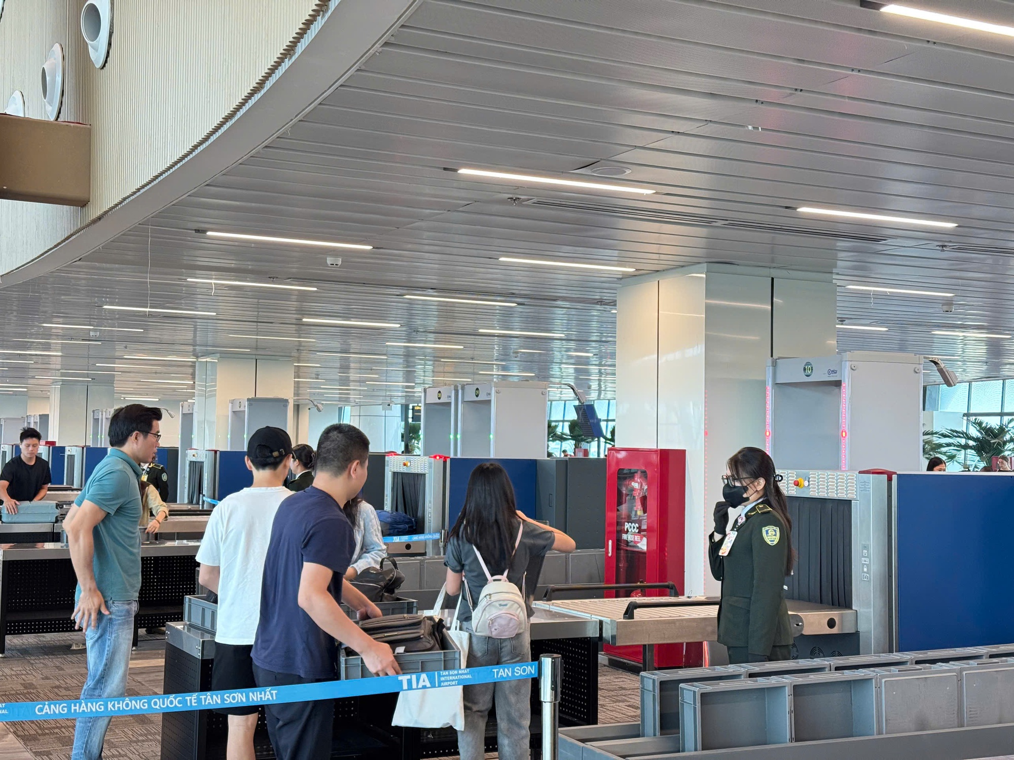 Tốn vài phút cởi giày, thắt lưng, con số bất ngờ về thiệt hại cho kinh tế- Ảnh 1. Tốn vài phút cởi giày, thắt lưng, con số bất ngờ về thiệt hại cho kinh tế- Ảnh 1.