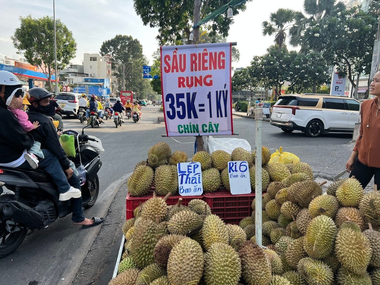 Bất ngờ sầu riêng giá 35.000 đồng/kg: 'Bao ăn, bao đổi'- Ảnh 2.
