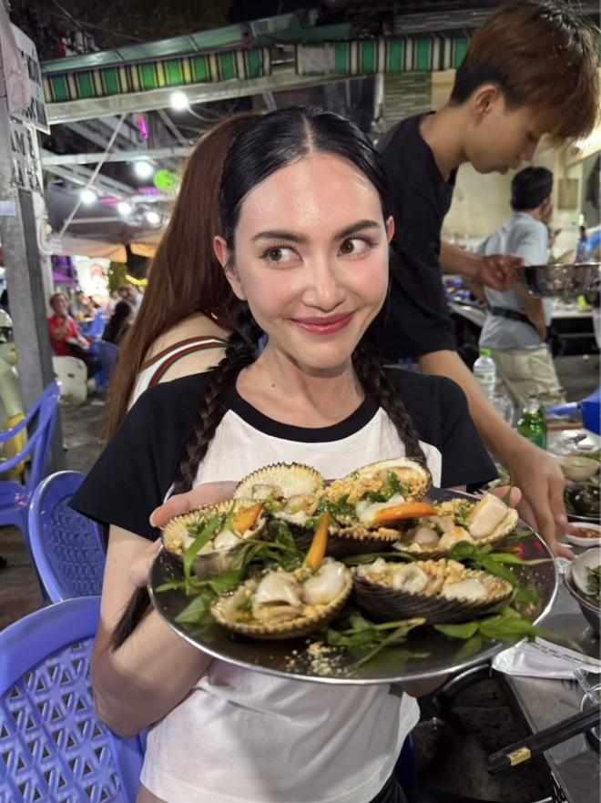 “Ma nữ” đẹp nhất Thái Lan có biểu cảm lạ khi lần đầu ăn món ốc của Việt Nam- Ảnh 3. “Ma nữ” đẹp nhất Thái Lan có biểu cảm lạ khi lần đầu ăn món ốc của Việt Nam- Ảnh 3.