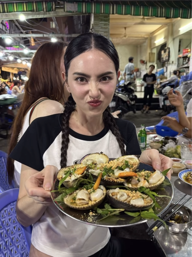 “Ma nữ” đẹp nhất Thái Lan có biểu cảm lạ khi lần đầu ăn món ốc của Việt Nam- Ảnh 4. “Ma nữ” đẹp nhất Thái Lan có biểu cảm lạ khi lần đầu ăn món ốc của Việt Nam- Ảnh 4.