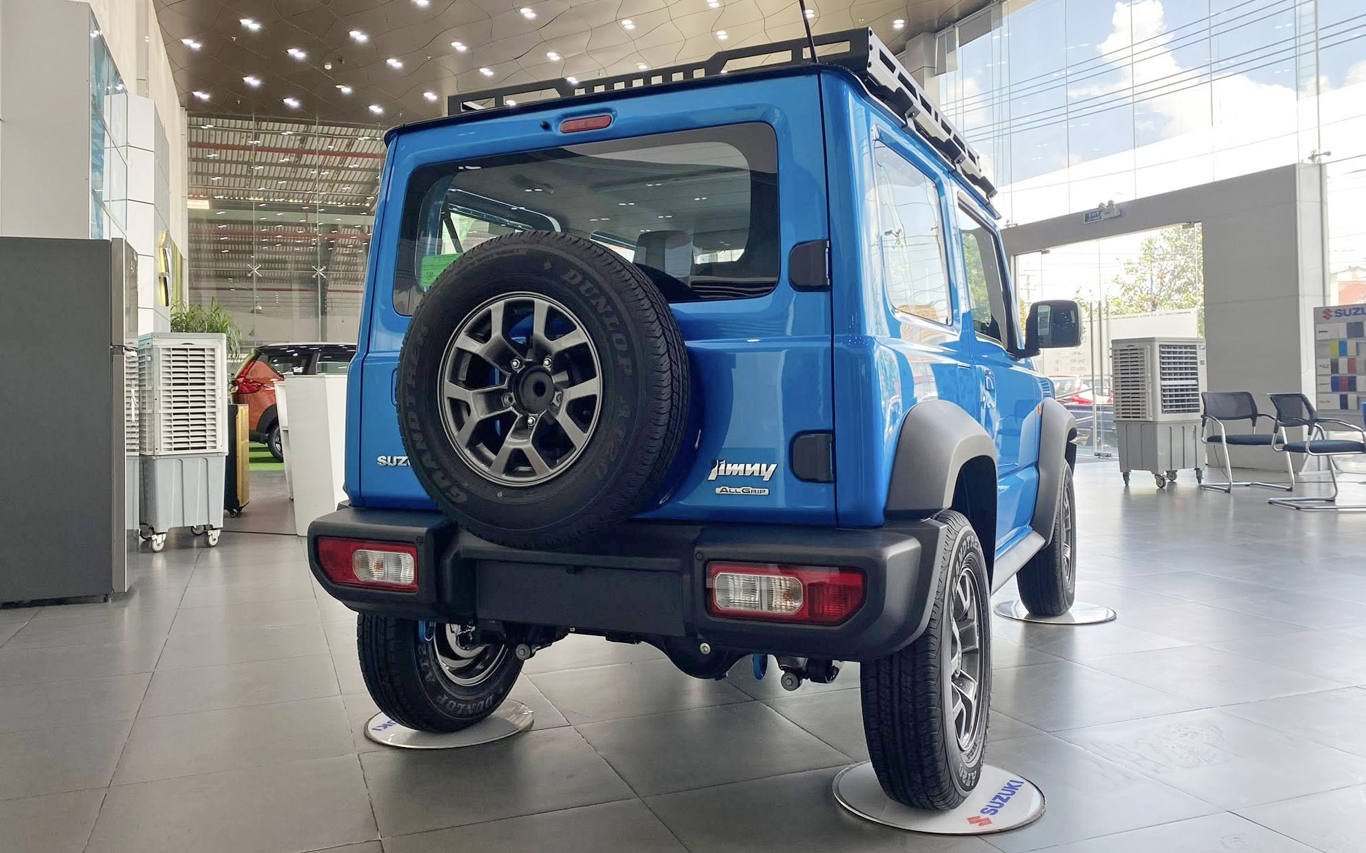 Mua Suzuki Jimny bây giờ tiết kiệm 120 triệu đồng tiền lăn bánh: Đại lý giảm giá sâu, nhiều nơi độ sẵn hầm hố để hút khách- Ảnh 3. Mua Suzuki Jimny bây giờ tiết kiệm 120 triệu đồng tiền lăn bánh: Đại lý giảm giá sâu, nhiều nơi độ sẵn hầm hố để hút khách- Ảnh 3.