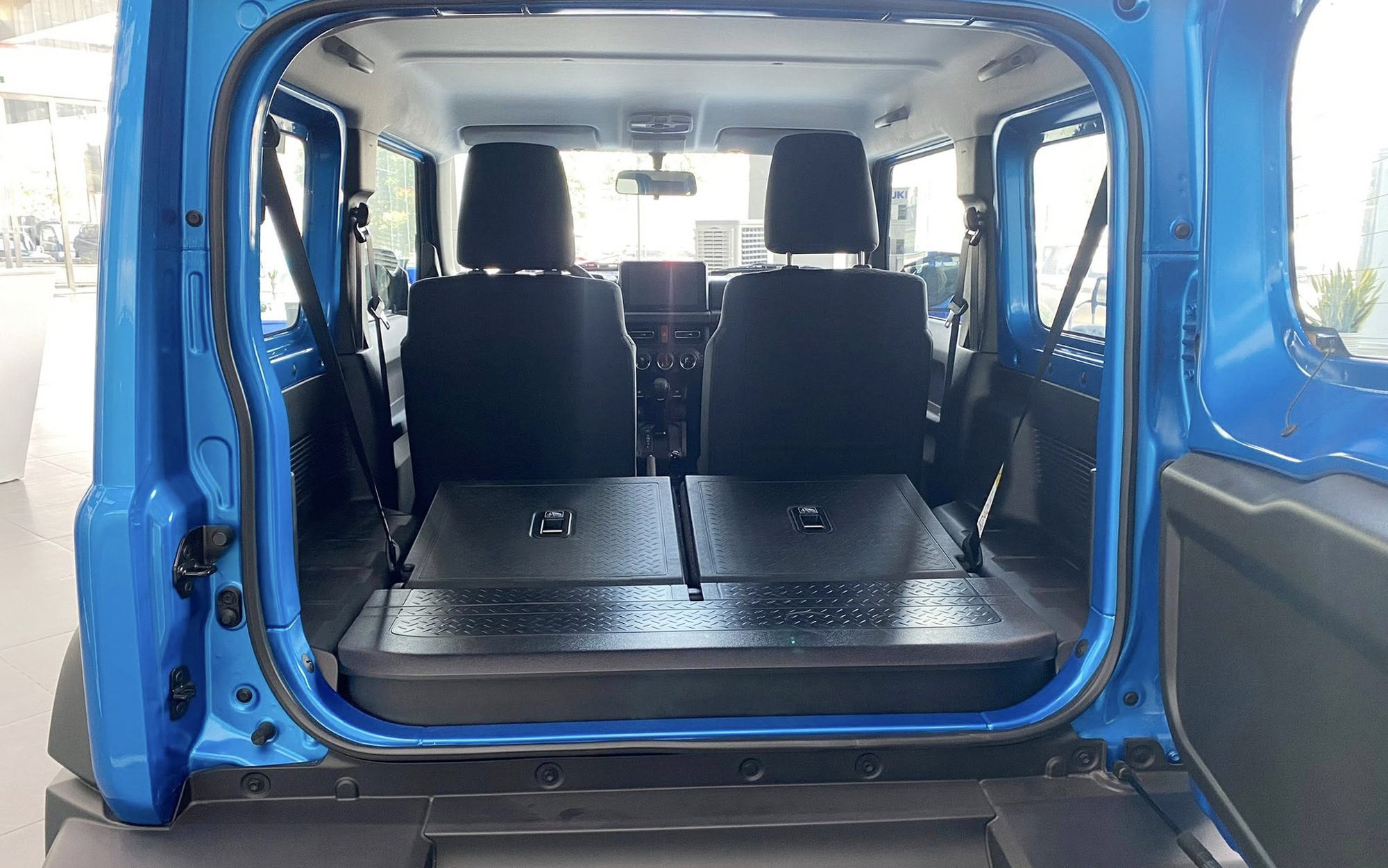 Mua Suzuki Jimny bây giờ tiết kiệm 120 triệu đồng tiền lăn bánh: Đại lý giảm giá sâu, nhiều nơi độ sẵn hầm hố để hút khách- Ảnh 6. Mua Suzuki Jimny bây giờ tiết kiệm 120 triệu đồng tiền lăn bánh: Đại lý giảm giá sâu, nhiều nơi độ sẵn hầm hố để hút khách- Ảnh 6.
