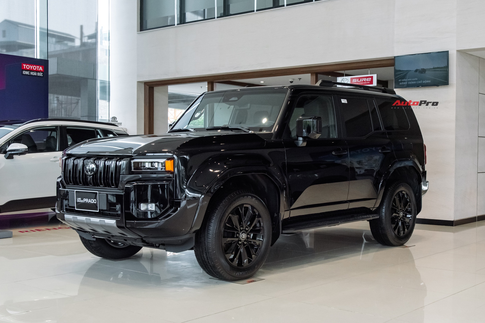 Lô Toyota Prado ‘lạ’ xuất hiện tại Việt Nam: Thiết kế khác biệt, động cơ hybrid mạnh hơn hẳn xe chính hãng- Ảnh 7. Lô Toyota Prado ‘lạ’ xuất hiện tại Việt Nam: Thiết kế khác biệt, động cơ hybrid mạnh hơn hẳn xe chính hãng- Ảnh 7.