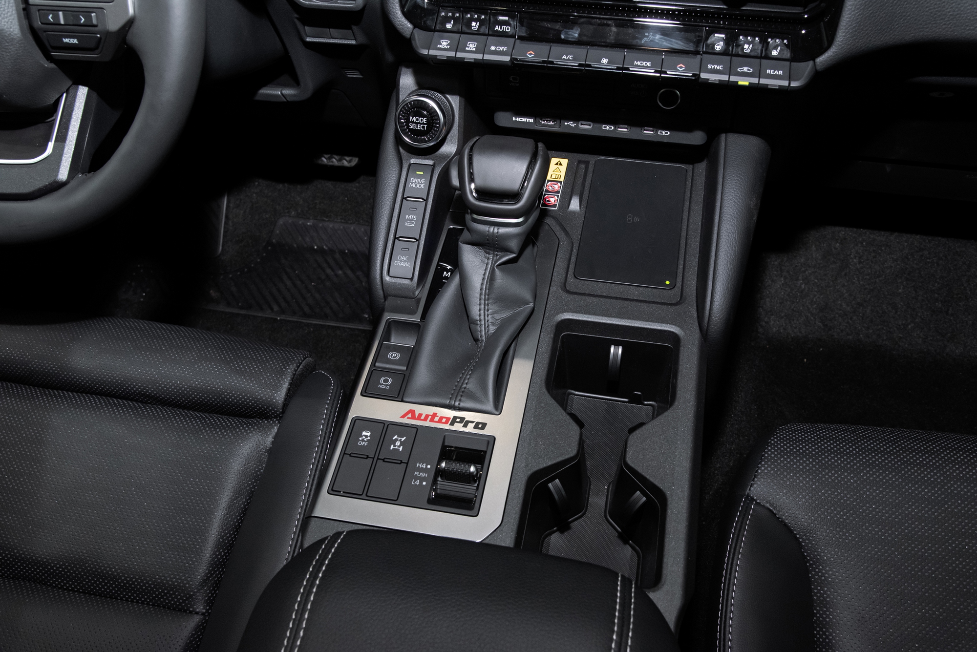 Lô Toyota Prado ‘lạ’ xuất hiện tại Việt Nam: Thiết kế khác biệt, động cơ hybrid mạnh hơn hẳn xe chính hãng- Ảnh 12. Lô Toyota Prado ‘lạ’ xuất hiện tại Việt Nam: Thiết kế khác biệt, động cơ hybrid mạnh hơn hẳn xe chính hãng- Ảnh 12.