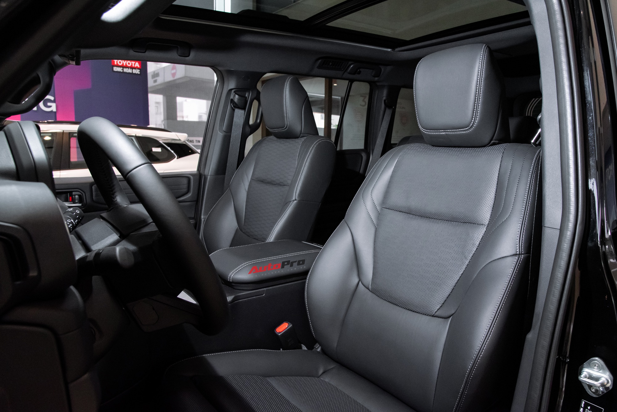 Lô Toyota Prado ‘lạ’ xuất hiện tại Việt Nam: Thiết kế khác biệt, động cơ hybrid mạnh hơn hẳn xe chính hãng- Ảnh 13. Lô Toyota Prado ‘lạ’ xuất hiện tại Việt Nam: Thiết kế khác biệt, động cơ hybrid mạnh hơn hẳn xe chính hãng- Ảnh 13.