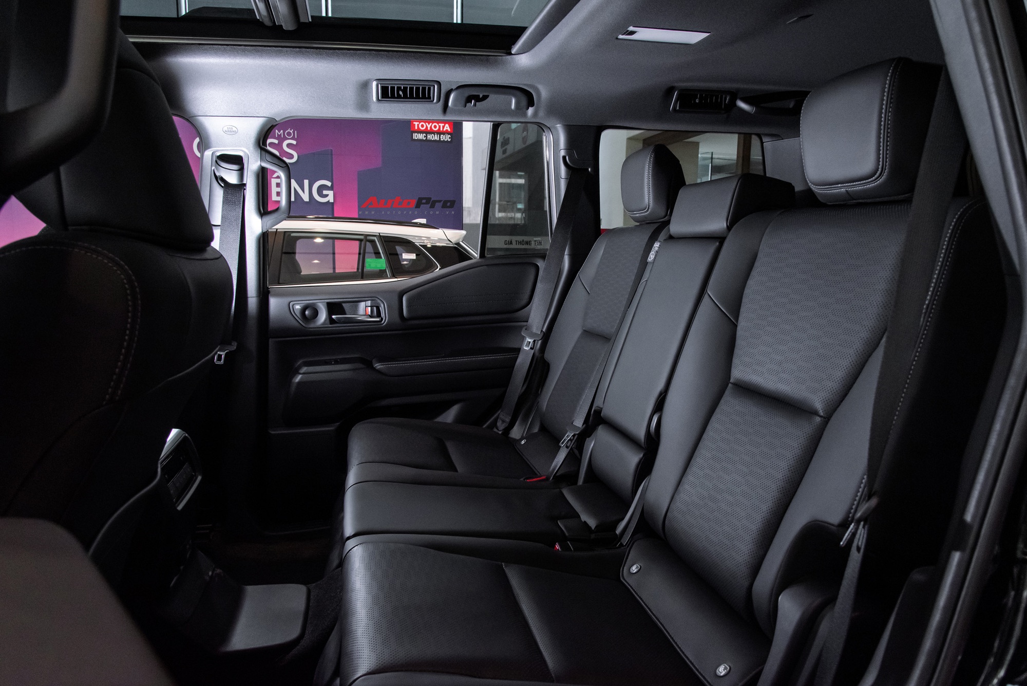 Lô Toyota Prado ‘lạ’ xuất hiện tại Việt Nam: Thiết kế khác biệt, động cơ hybrid mạnh hơn hẳn xe chính hãng- Ảnh 14. Lô Toyota Prado ‘lạ’ xuất hiện tại Việt Nam: Thiết kế khác biệt, động cơ hybrid mạnh hơn hẳn xe chính hãng- Ảnh 14.