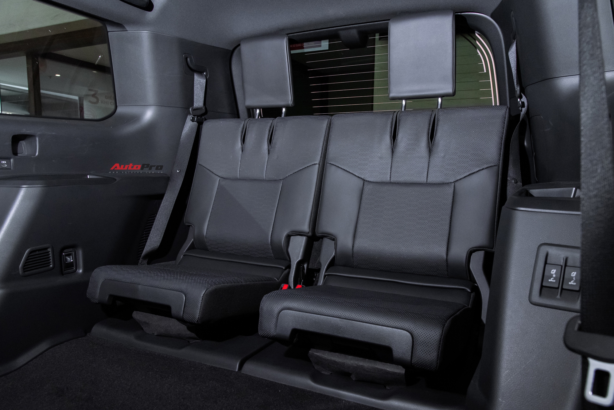 Lô Toyota Prado ‘lạ’ xuất hiện tại Việt Nam: Thiết kế khác biệt, động cơ hybrid mạnh hơn hẳn xe chính hãng- Ảnh 15. Lô Toyota Prado ‘lạ’ xuất hiện tại Việt Nam: Thiết kế khác biệt, động cơ hybrid mạnh hơn hẳn xe chính hãng- Ảnh 15.
